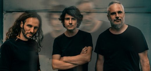 Die Band mit Spiegelung durch eine Glasscheibe