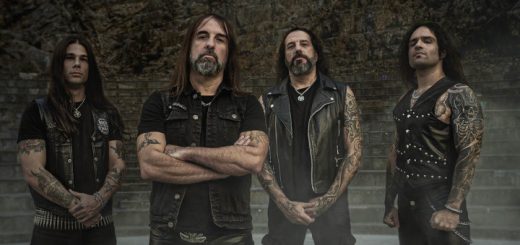 Rotting Christ vor altem Gemäuer