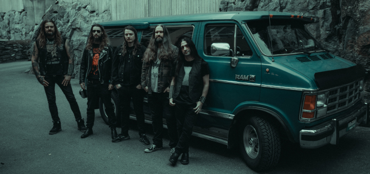 Die Band vor einem alten Dodge-Van.