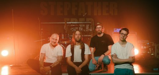 Die Band "Stepfather Fred" sitzt am Bühnenrand.