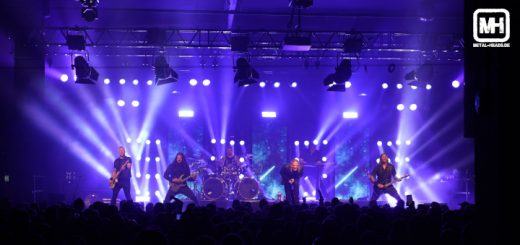 Dark Tranquillity live in Köln 2024: Blick aus der Entfernung auf die Bühne.