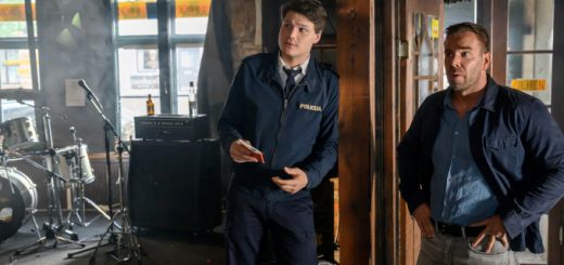 Austauschpolizist Eddi Jansons (Gustavs Gailus, l.) gibt Kriminalkommissar Lars Pöhlmann (Dominic Boeer, r.) erste Informationen zum Mord an Patrick Tiedemann. Der Sänger und Gitarrist der Metal-Band "Steel Hunter" liegt tot im Getränkelager seines Clubs. Wer hat ihn erschlagen?