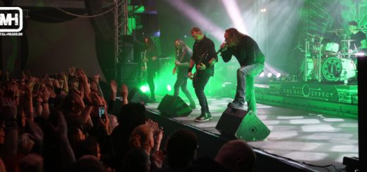 The Halo Effect, live in Köln 2025: Blick seitwärts auf die Bühne