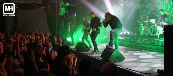 The Halo Effect, live in Köln 2025: Blick seitwärts auf die Bühne