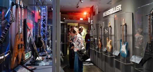 Blick in die Ausstellung Guitar Heroes mit jeder Menge Gitarren an den Wänden.
