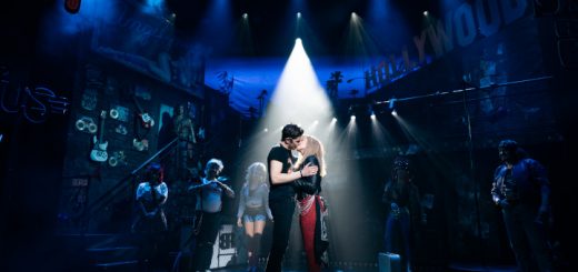 Rock of Ages: Ein paar küsst sich im Lichtkegel des Scheinwerfers