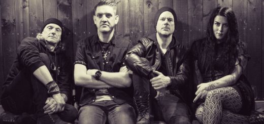 Abyss Factory sitzen vor einer Holzwand.