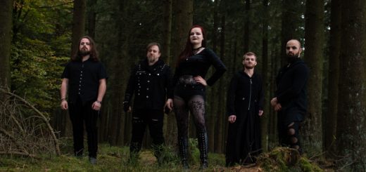 Coven Call stehen schwarz gekleidet im Wald.