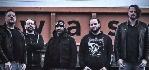 Bandfoto von Depraved Entity vor einem Container oder ähnlichem.