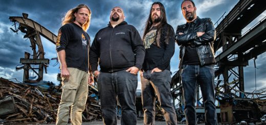 Die Band Desdemonia steht in einer Bauruine oder einem Schrottplatz oder ähnlichem.