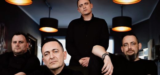 Bandfoto von EL POSTRE in einem Raum mit stylischen Lampen an der Decke.