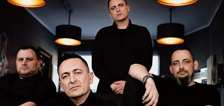 Bandfoto von EL POSTRE in einem Raum mit stylischen Lampen an der Decke.