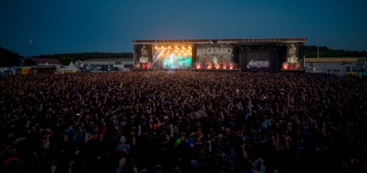 Blick über die Gästemassen auf die Bühne des ROCKHARZ Festival bei Nacht.