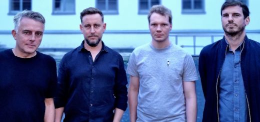 Plastic Soup stehen vor einem Gebäudehintergrund.