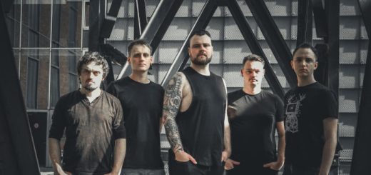 Redefined vor Stahlträgern.