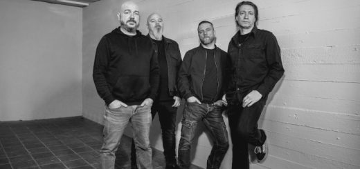 SOULBREED lehnen an an einer weißen Betonwand.