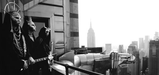 Imperial Triumphant auf dem Chrysler Building und vor der New Yorker Skyline.