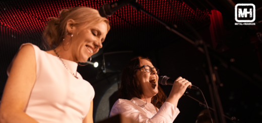 HELLSONGS live in Düsseldorf 2025: Aufnahme zweier Musikerinnen, eine lacht, die andere singt voller Elan.