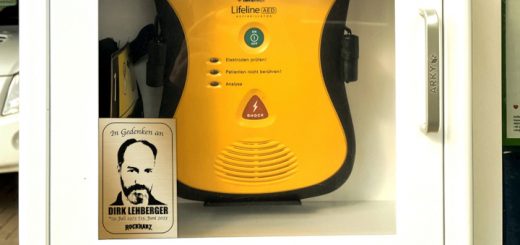 Der Defibrillator mit Gedenkplakette für Dirk Lehberger