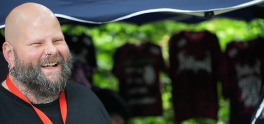 HELLGRAV-Sänger Ralf am Merch-Stand der Band auf dem Rage Against Racism Festival 2024.