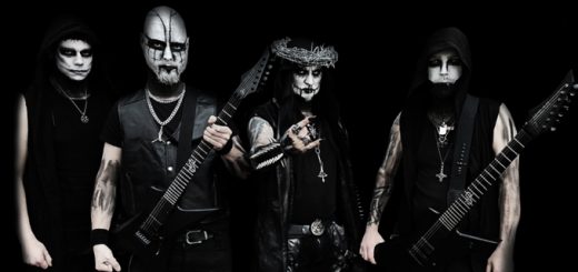 Rotting Demise mit Corpse Paint und ihren Instrumenten. Ein Mitglied trägt eine Dornenkrone.