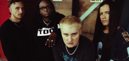 Bandfoto von TETRARCH, die alle grimmig in die Kamera blicken.