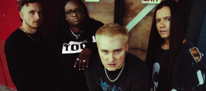 Bandfoto von TETRARCH, die alle grimmig in die Kamera blicken.