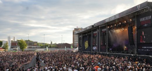 Blick im Weitwinkel seitwärts auf die Bühne des Vainstream Rockfest 2025