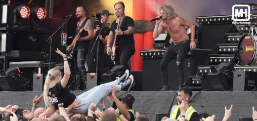 Stagediverin vor der Bühne von Kissin' Dynamite beim Elbriot 2025 in Hamburg.