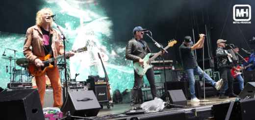 Fury In The Slaughterhouse - live Duisburg 2025: Die Musiker stehen am Bühnenrand in einer Reihe.