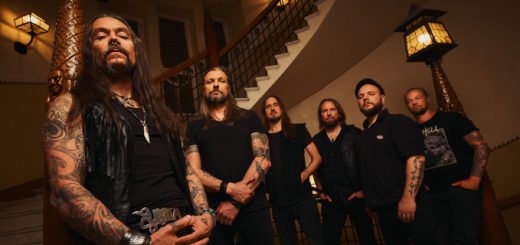 Amorphis stehen in einem historischen Treppenhaus.