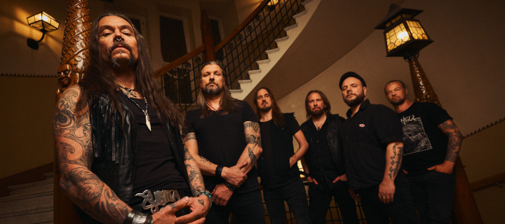 Amorphis stehen in einem historischen Treppenhaus.