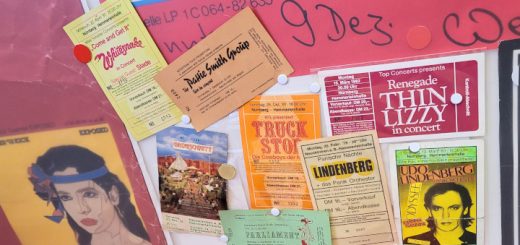 Blick auf eine Jugendzimmer-Wand mit alten Konzertkarten.