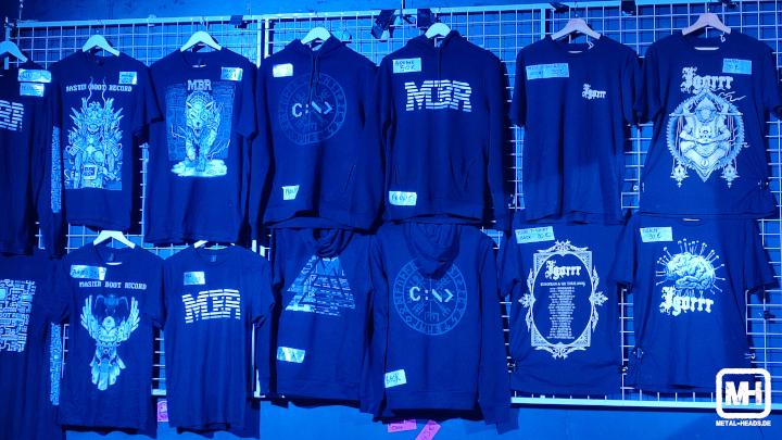 Blick auf den Merch von IGORRR und MBR. Letztgenannte präsentieren Textilien mit nordischer Symbolik wie Vegvísir und Valknut. Beides Symbole, die auch in neurechten und neonazistischen Gruppen beliebt sind.