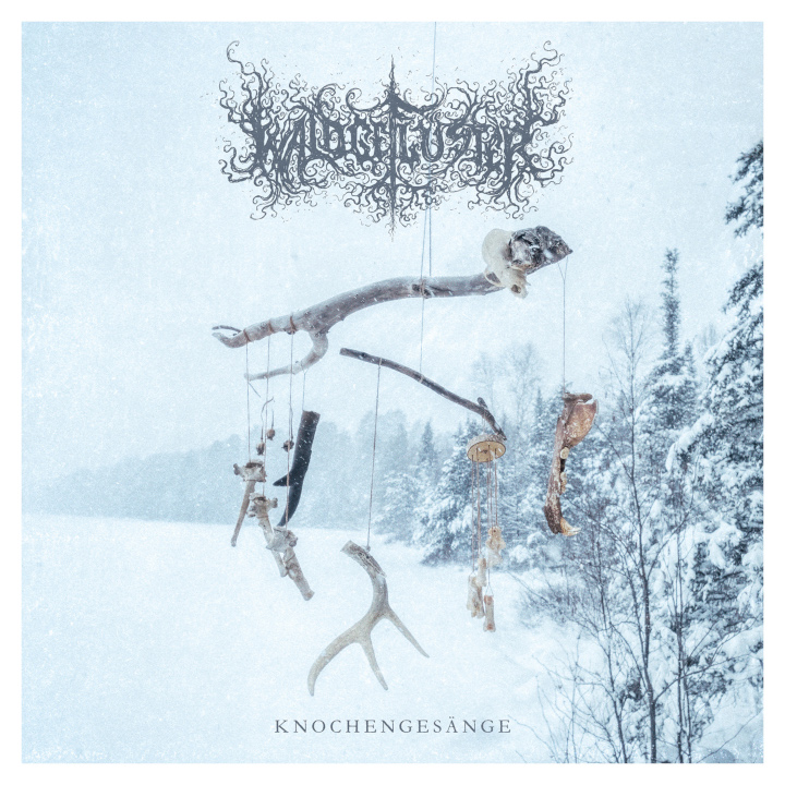 Ein Knochen-Mobile in einer Winterlandschaft.