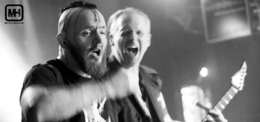 Human Abyss Frontperson Lynn gibt alles, während die unscharf gezeigte Person dahinter wild anfeuert.