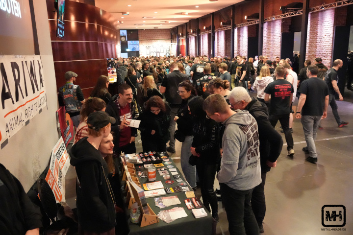 Blick im Weitwinkel auf den Infostand von ARIWA - Animal Rights Watch im Foyer des Heaven Shall Burn Konzertes in Köln am 28.02.2026.