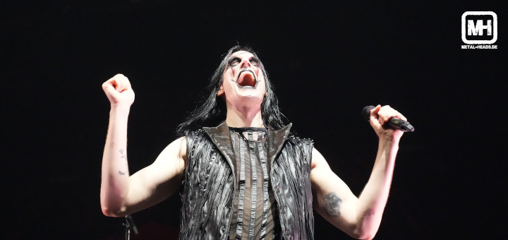 Der Sänger von Avatar in Jubelgeste.