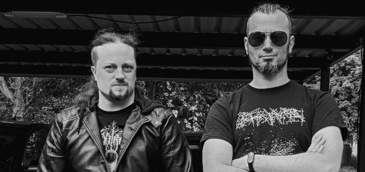 Die beiden Musiker von Erstarren in einem Carport.