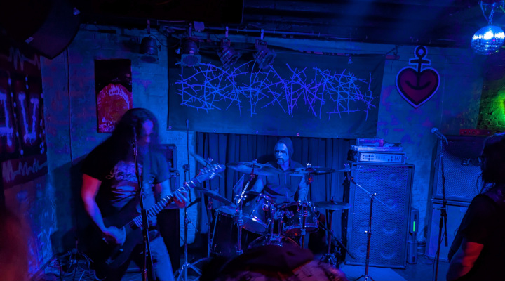 Erstarren live auf der Bühne mit Corpse Paint.