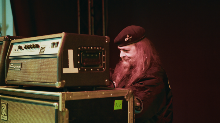 Ein Mensch beim Aufbau von Instrumentenverstärkern.