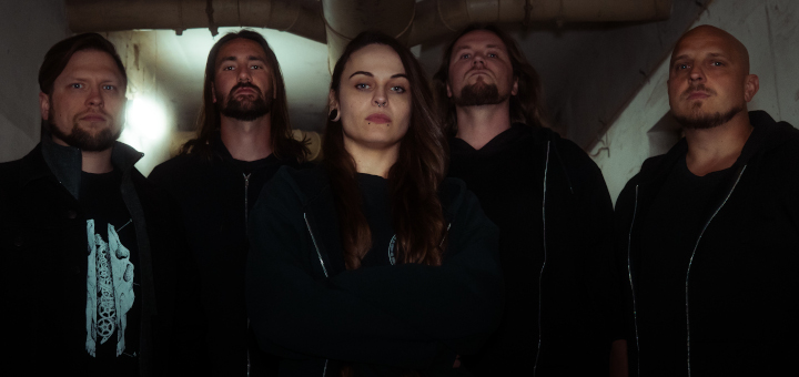 Gruppenbild von Grave Intentions in einem Keller mit Rohren an der Decke.