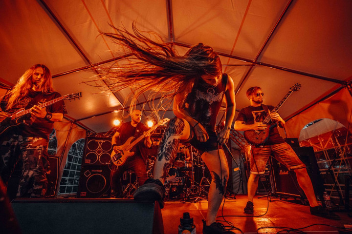 Grave Intentions mit headbangender Frontfrau live auf der Bühne.