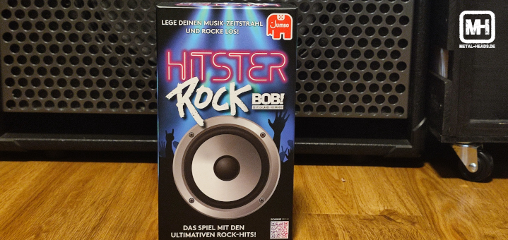Die Verpackung des Spiels Hitster in der Radio Bob Version vor einem Instrumentenverstärker.
