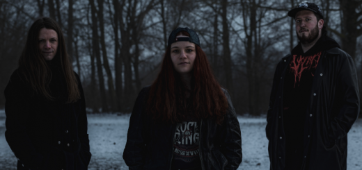 Die drei Mitglieder von Onyxsin im Schnee vor Bäumen.