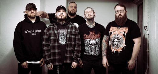 Die fünf Bandmitglieder stehen vor weißen Kellerwänden.