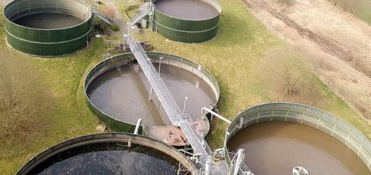 Luftbild mit Blick auf die Kläranlage Hanerau-Hademarschen bei Wacken.