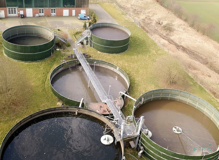 Luftbild mit Blick auf die Kläranlage Hanerau-Hademarschen bei Wacken.
