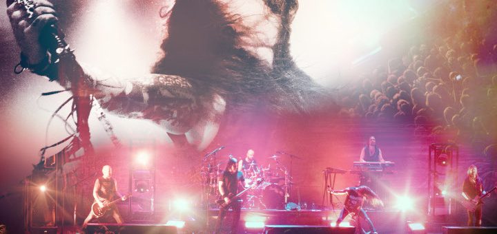 Amorphis auf der Bühne. Darüber, wohl als Montage, der Sänger in Großaufnahme.