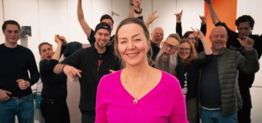 Simone Buchholz vor einer Gruppe jubelnder Menschen mit erhobenen Händen.